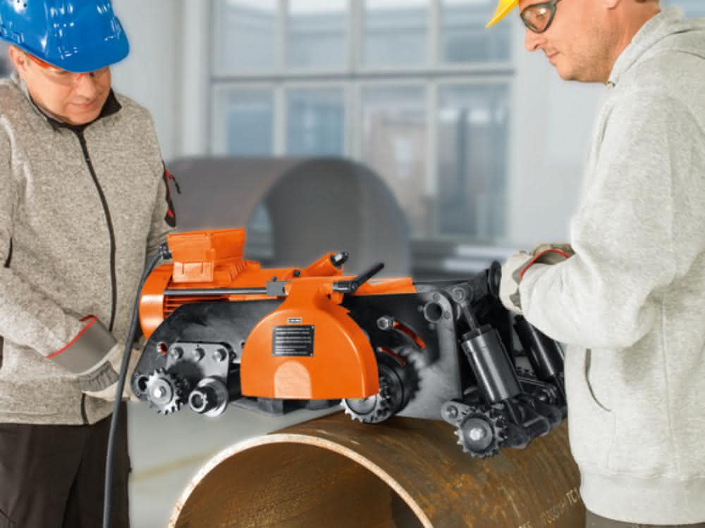 Fine pipe milling machines can be set up by two specialists Specialists
