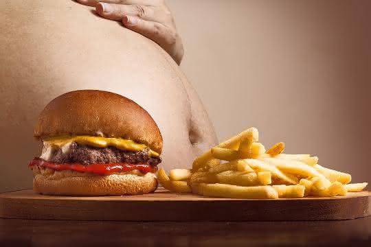 Fettleibiger Mann mit Pommes