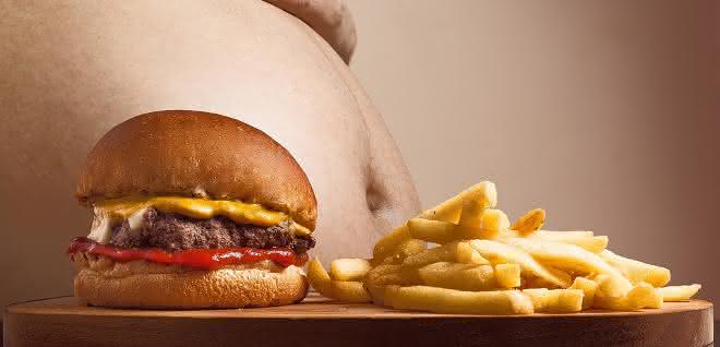 Fettleibiger Mann mit Pommes