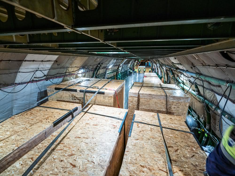 Logistik von Werkzeugmaschinen: Drei Maschinen, ein Flugzeug, zwei Tankstopps