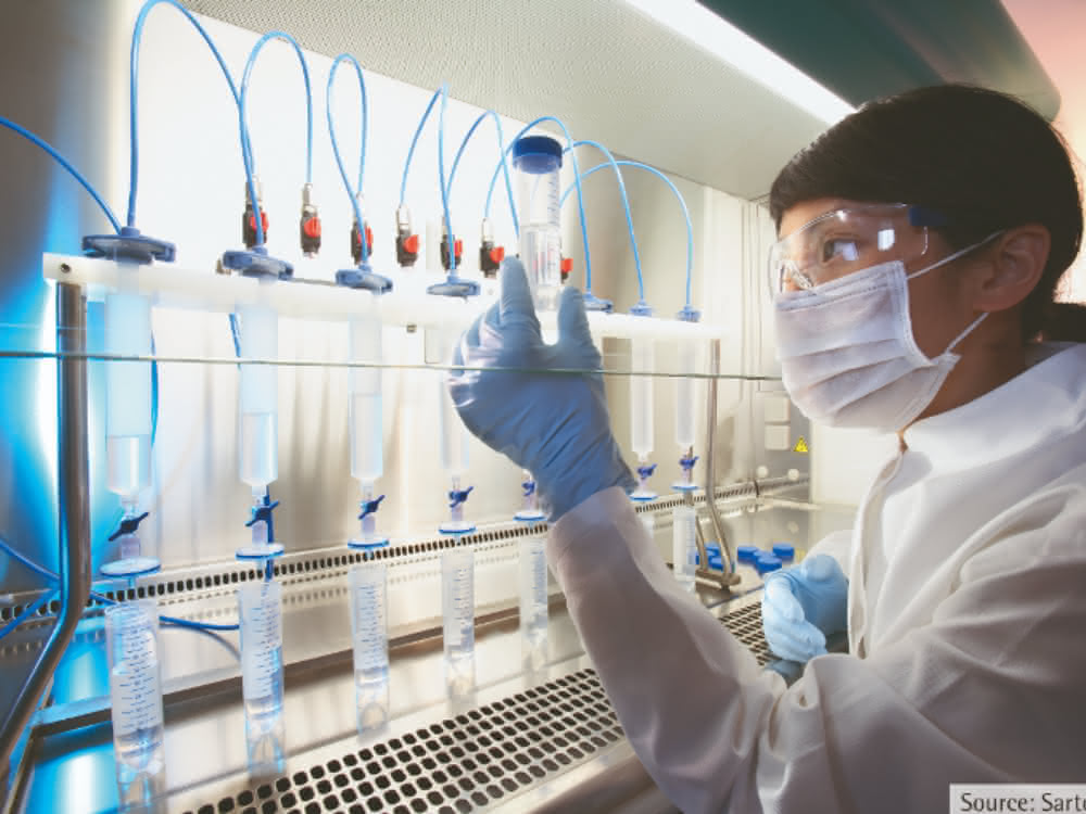Labormitarbeiterin bei Aufreinigung von Zielproteinen durch Filtrationen