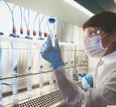 Labormitarbeiterin bei Aufreinigung von Zielproteinen durch Filtrationen