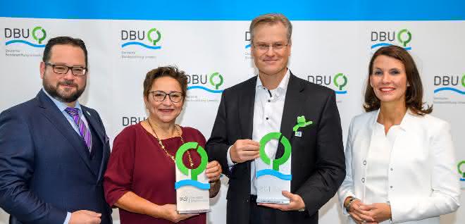 DBU-Umweltpreisträger Reinhard Schneider (r.) und Prof. Dr. Ingrid Kögel-Knabner (l.) mit der DBU-Kuratoriumsvorsitzenden Rita Schwarzelühr-Sutter und DBU-Generalsekretär Alexander Bonde. DBU-Umweltpreisträger Reinhard Schneider (r.) und Prof. Dr. Ingrid Kögel-Knabner (l.) mit der DBU-Kuratoriumsvorsitzenden Rita Schwarzelühr-Sutter und DBU-Generalsekretär Alexander Bonde.