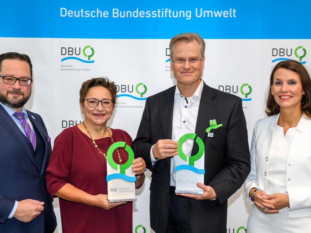 DBU-Umweltpreisträger Reinhard Schneider (r.) und Prof. Dr. Ingrid Kögel-Knabner (l.) mit der DBU-Kuratoriumsvorsitzenden Rita Schwarzelühr-Sutter und DBU-Generalsekretär Alexander Bonde. DBU-Umweltpreisträger Reinhard Schneider (r.) und Prof. Dr. Ingrid Kögel-Knabner (l.) mit der DBU-Kuratoriumsvorsitzenden Rita Schwarzelühr-Sutter und DBU-Generalsekretär Alexander Bonde.