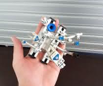 Roboterhand in einer Hand Roboterhand in einer Hand