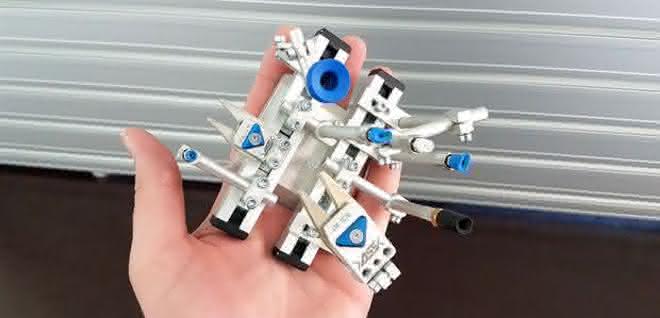 Roboterhand in einer Hand