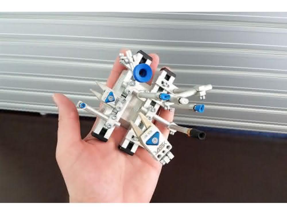 Roboterhand in einer Hand