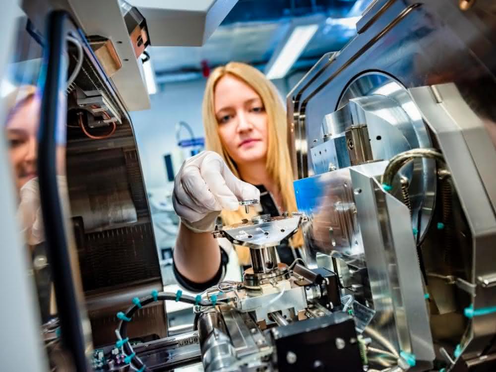 Nadine Ziegler entnimmt die Probe mit den Nanosäulen aus einem Elektronenmikroskop. Nadine Ziegler entnimmt die Probe mit den Nanosäulen aus einem Elektronenmikroskop.