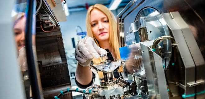Nadine Ziegler entnimmt die Probe mit den Nanosäulen aus einem Elektronenmikroskop.