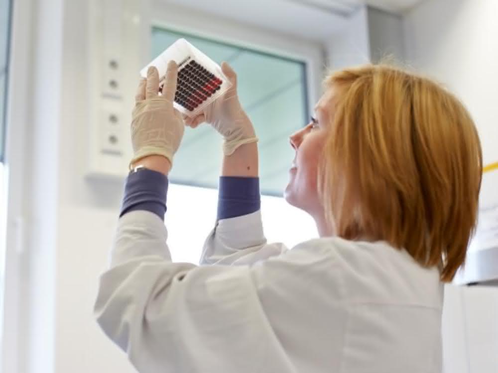 Im DKMS Life-Science-Lab prüft eine Mitarbeiterin ein vorbreitetes Blutprobenpanel auf den korrekten Füllstand.