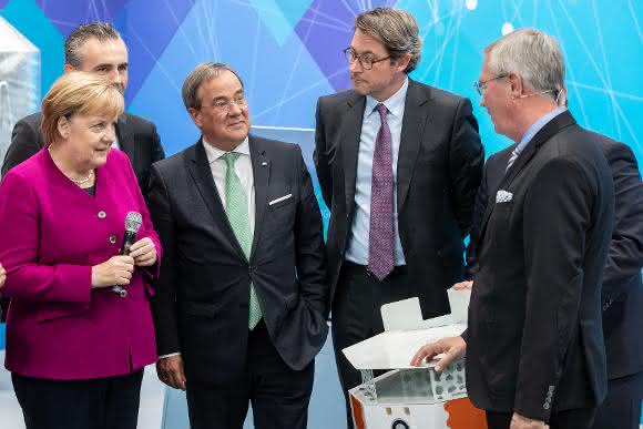 Prof. Michael ten Hompel gives Chancellor Merkel an insight into the Silicon Economy