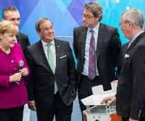 Prof. Michael ten Hompel gives Chancellor Merkel an insight into the Silicon Economy