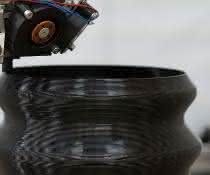 Granulat statt Filament: Großvolumigen Kunststoffbauteile additiv fertigen Mittels Granulatextrusion soll die additive Fertigung großvolumiger Kunststoffbauteilen im industriellen Maßstab möglich gemacht werden.