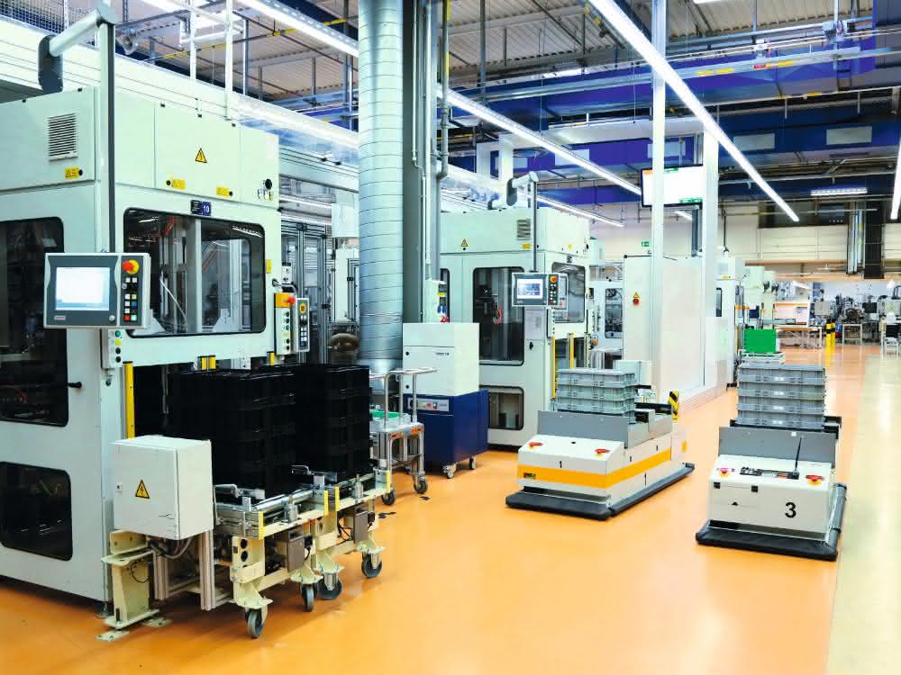 Aus materialfluss 10/2019: Vollautomatisierte Produktionsversorgung per FTS
