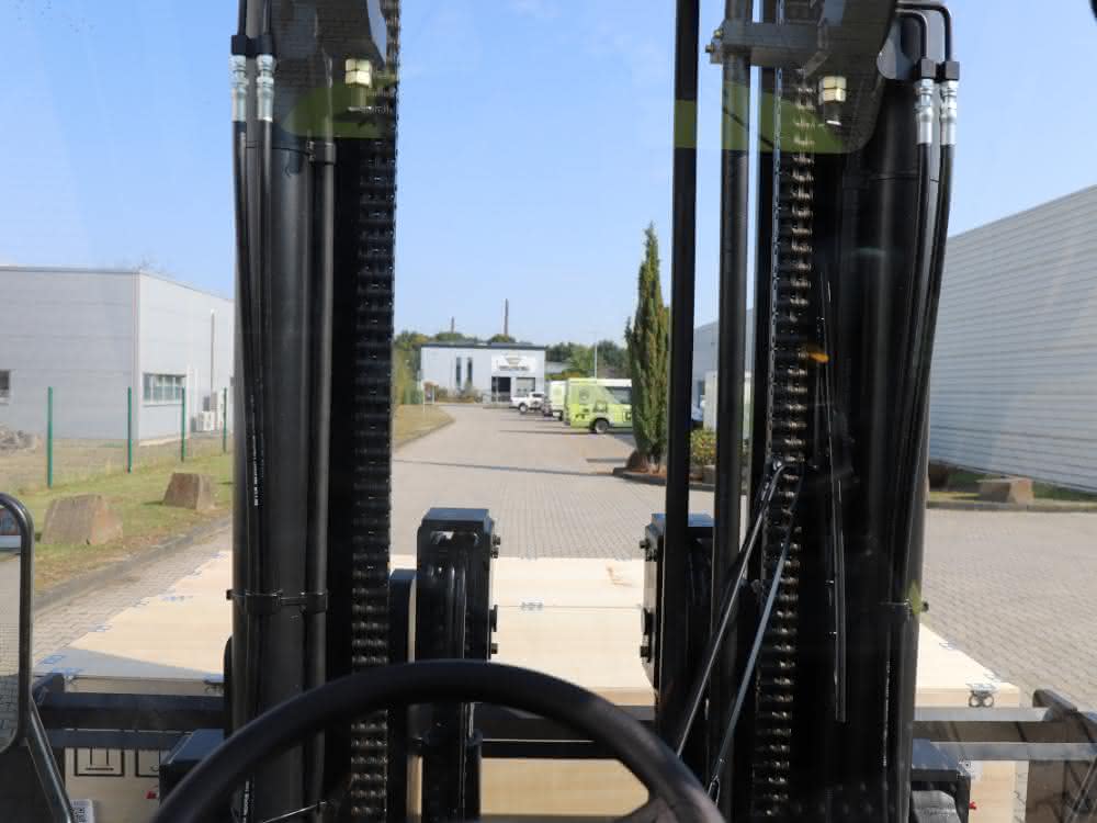 Clark_Triplex masts Counterbalance truck: Diesel forklift for eight tons
