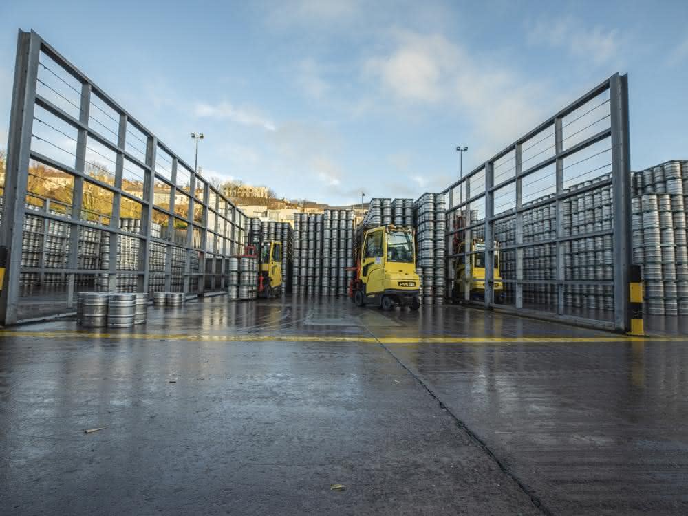 Stacker with special equipment: Heineken relies on Hyster forklift trucks