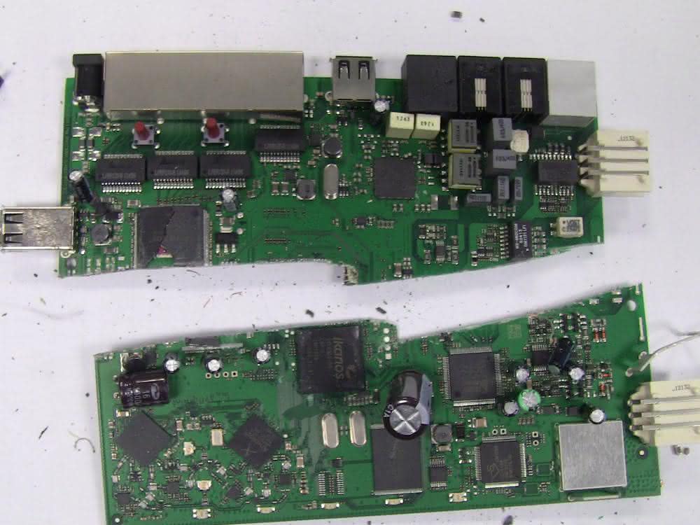 RoHS-Verordnung nachkommen: Probenvorbereitung von Elektroschrott Stücke einer Platine mit elektronischen Bauteilen