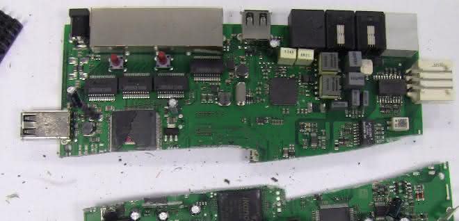 RoHS-Verordnung nachkommen: Probenvorbereitung von Elektroschrott Stücke einer Platine mit elektronischen Bauteilen