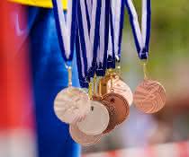 Umweltanalytik: Zwei Seiten einer Medaille (Sport-)Medaillen an Bändern