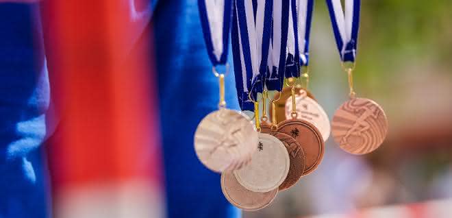 Umweltanalytik: Zwei Seiten einer Medaille (Sport-)Medaillen an Bändern