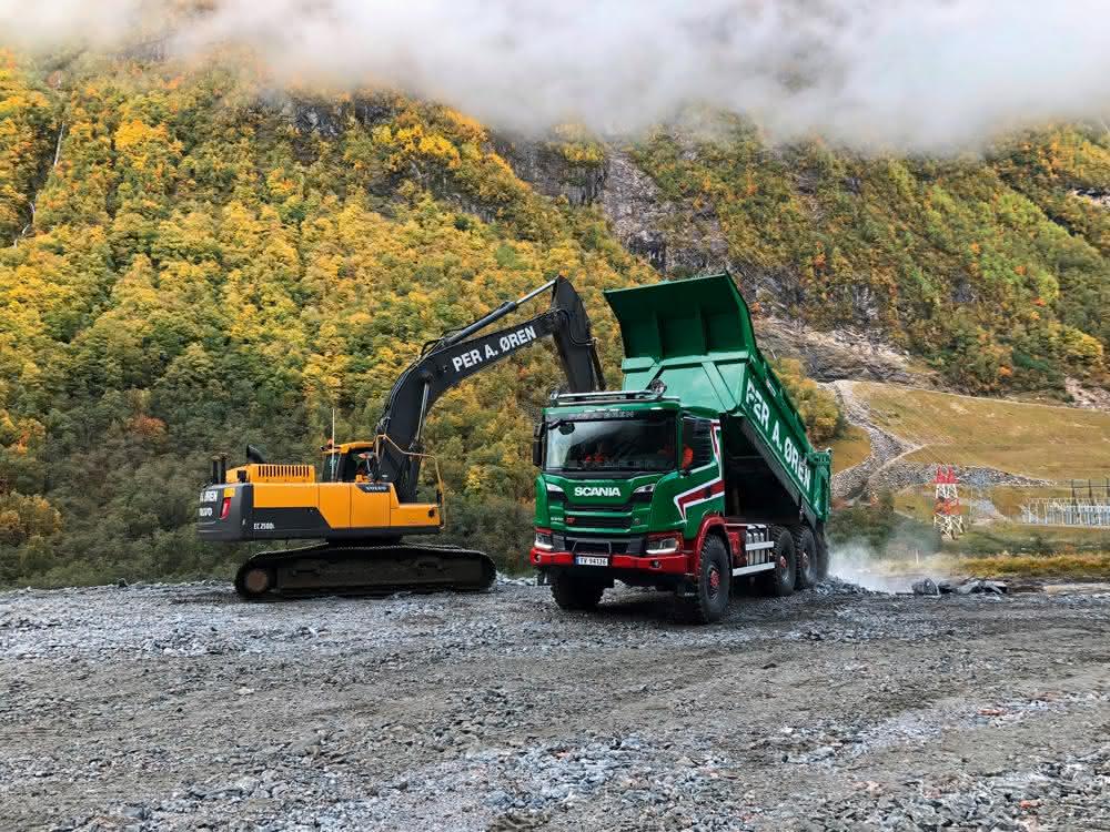 Scania G500 6x6 mit extragroßen Rädern
