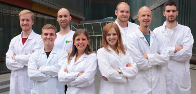 Teambild vor dem IMB Institut in Graz (v.l.n.r.): Nikola Vinko, Alexander Fürlinger, Henrik Seyfried, Denise Hovorka, Vera Wasserbacher, David Schuster, Sebastian Modl und Felix Schweigkofler.