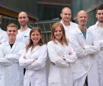Teambild vor dem IMB Institut in Graz (v.l.n.r.): Nikola Vinko, Alexander Fürlinger, Henrik Seyfried, Denise Hovorka, Vera Wasserbacher, David Schuster, Sebastian Modl und Felix Schweigkofler.