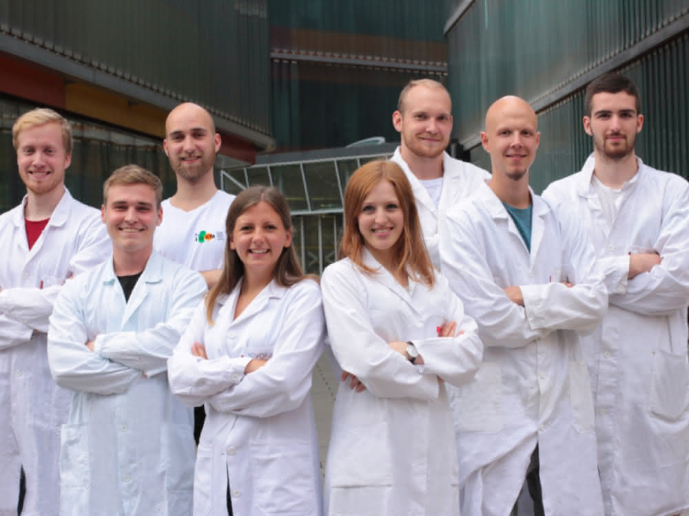 Teambild vor dem IMB Institut in Graz (v.l.n.r.): Nikola Vinko, Alexander Fürlinger, Henrik Seyfried, Denise Hovorka, Vera Wasserbacher, David Schuster, Sebastian Modl und Felix Schweigkofler.