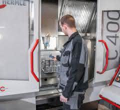 Benjamin Paulus kontrolliert die Spritzgussformen nach der Bearbeitung Kontrolle Spritzgussformen