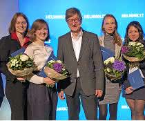 Foto von der Preisverleihung: Links und rechts vom Helmholtz-Präsidenten stehen jeweils drei Preisträger. Jeder Preisträger hält einen Blumenstrauß und eine blaue Mappe in den Händen.