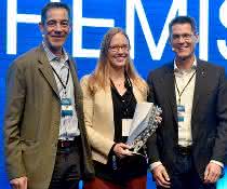 Gewinnerin Dr. Kimberly See mit Dr. Axel Heinrich, Leiter Volkswagen Group Innovation, und Dr. Detlef Kratz, Leiter des BASF-Forschungsbereichs „Process Research and Chemical Engineering“