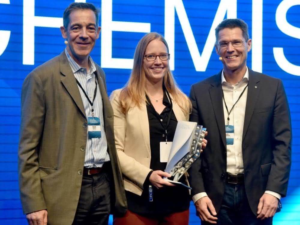 Gewinnerin Dr. Kimberly See mit Dr. Axel Heinrich, Leiter Volkswagen Group Innovation (re.), und Dr. Detlef Kratz (li.), Leiter des BASF-Forschungsbereichs „Process Research and Chemical Engineering“ Gewinnerin Dr. Kimberly See mit Dr. Axel Heinrich, Leiter Volkswagen Group Innovation, und Dr. Detlef Kratz, Leiter des BASF-Forschungsbereichs „Process Research and Chemical Engineering“