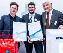 Oliver Pötz (links) und Hannes Planatscher (Mitte, beide Signatope) nahmen die Auszeichnung vom Stuttgarter Regierungspräsidenten Wolfgang Reimer entgegen. Signatope-Mitarbeiter am Messestand.
