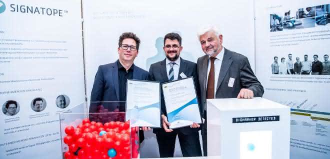 Signatope-Mitarbeiter am Messestand.