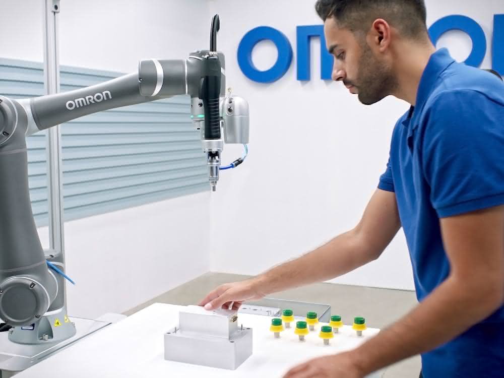 Omron cobot and human Tips for cobot projects: Three pillars of successful cobot initiatives