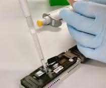 Das Sequenziergerät besitzt winzige Nanoporen, die dazu beitragen, neben der DNA-Sequenz auch die epigenetische Signatur zu bestimmen. Das Sequenziergerät besitzt winzige Nanoporen, die dazu beitragen, neben der DNA-Sequenz auch die epigenetische Signatur zu bestimmen.