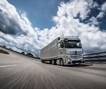 Award presented: The new Actros is Truck of the Year 2020 Award presented: The new Actros is Truck of the Year 2020
