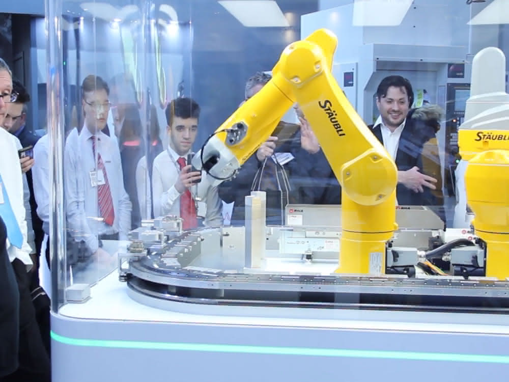 Demozelle mit Stäubli-Roboter