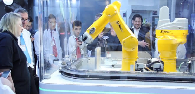 Demozelle mit Stäubli-Roboter Demozelle mit Stäubli-Roboter