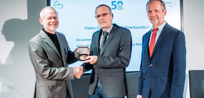Laudator Prof. Dr. Dr. Peter Kämpfer, Dr. Peter Schumann, Prof. Dr. Jörg Overmann