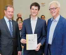 Daniel Sälzer (li.), Mitglied der Geschäftsleitung Pfeiffer Vacuum und Professor Dr. Karlheinz Langanke (re.), Forschungsdirektor von FAIR und GSI, übergeben den Doktorandenpreis an Dr. Kristian König. Daniel Sälzer, Mitglied der Geschäftsleitung Pfeiffer Vacuum und Professor Dr. Karlheinz Langanke, Forschungsdirektor von FAIR und GSI, übergeben den Doktorandenpreis an Dr. Kristian König.