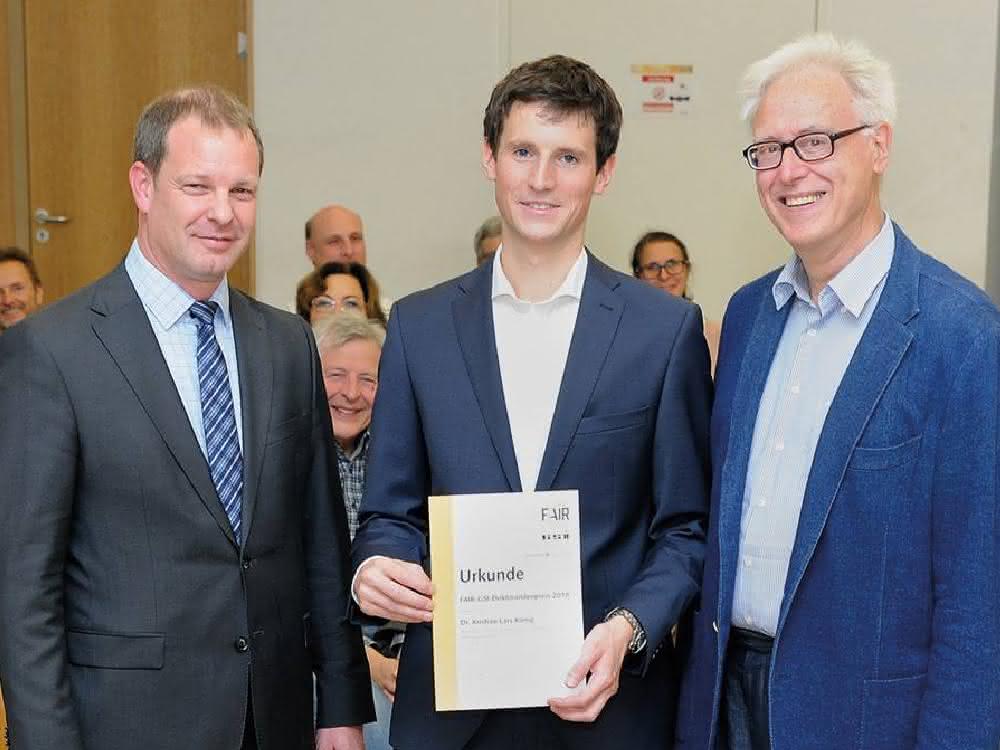 Daniel Sälzer, Mitglied der Geschäftsleitung Pfeiffer Vacuum und Professor Dr. Karlheinz Langanke, Forschungsdirektor von FAIR und GSI, übergeben den Doktorandenpreis an Dr. Kristian König.