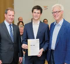 Daniel Sälzer, Mitglied der Geschäftsleitung Pfeiffer Vacuum und Professor Dr. Karlheinz Langanke, Forschungsdirektor von FAIR und GSI, übergeben den Doktorandenpreis an Dr. Kristian König.
