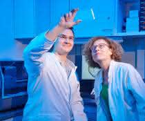 Tobias Claff und Prof. Dr. Christa Müller von der Universität Bonn betrachten einen Glasträger, auf dem sich die Opioid-Rezeptor-Kristalle bilden. Tobias Claff und Prof. Dr. Christa Müller von der Universität Bonn betrachten einen Glasträger, auf dem sich die Opioid-Rezeptor-Kristalle bilden.