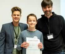 Luca Abele vom Ulrichsgymnasium Norden, Sieger in der Altersgruppe der 14- bis 15-Jährigen zusammen mit Philip Häusser (links) und Professor Matthias Bethge von der Universität Tübingen. Luca Abele vom Ulrichsgymnasium Norden, Sieger in der Altersgruppe der 14- bis 15-Jährigen zusammen mit Philip Häusser und Professor Matthias Bethge von der Universität Tübingen.
