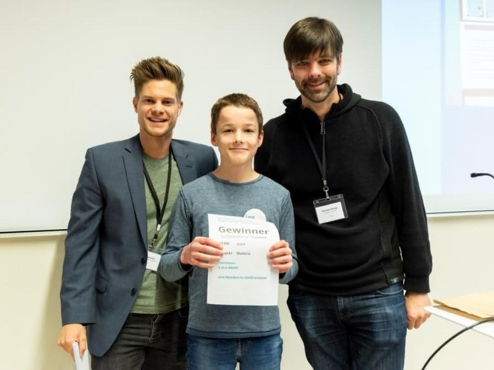 Luca Abele vom Ulrichsgymnasium Norden, Sieger in der Altersgruppe der 14- bis 15-Jährigen zusammen mit Philip Häusser und Professor Matthias Bethge von der Universität Tübingen.
