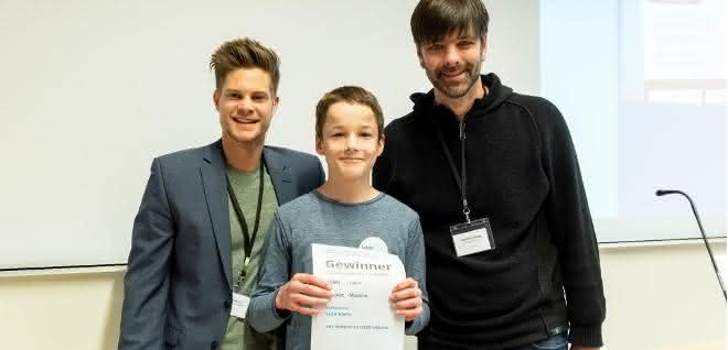 Luca Abele vom Ulrichsgymnasium Norden, Sieger in der Altersgruppe der 14- bis 15-Jährigen zusammen mit Philip Häusser und Professor Matthias Bethge von der Universität Tübingen.