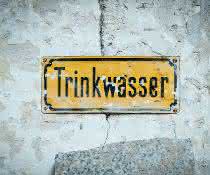 Schild mit Aufschrift "Trinkwasser"