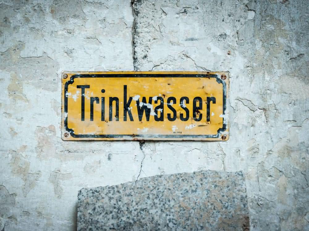 Schild mit Aufschrift "Trinkwasser"