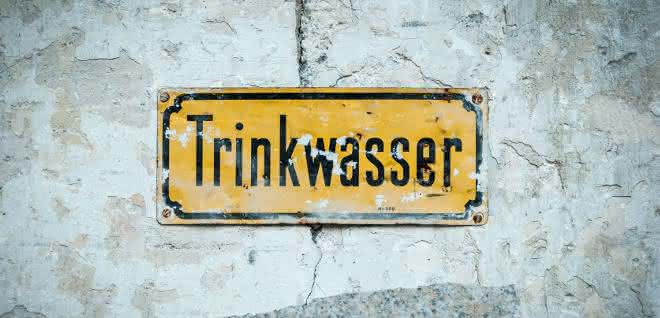 Röntgenkontrastmittel und Arzneimittelwirkstoffe stehen im Fokus der Spurenstoffstrategie, da sie durch die gängigen Kläranlagen nur unzureichend zurückgehalten werden Schild mit Aufschrift "Trinkwasser"